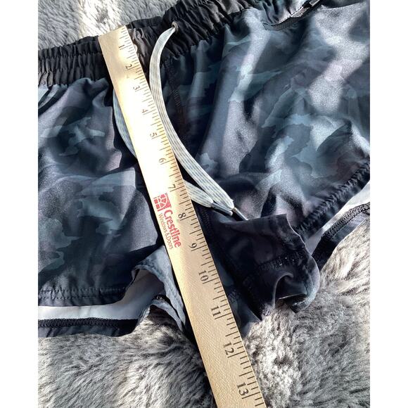 Vuori‎ women's clementine shorts black watercolor camo athletic gym - Picture 12 of 13